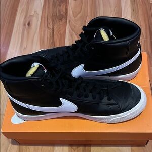 Nike Black and White High-Top Sneakers / Blazer Mid ‘77 VNTG